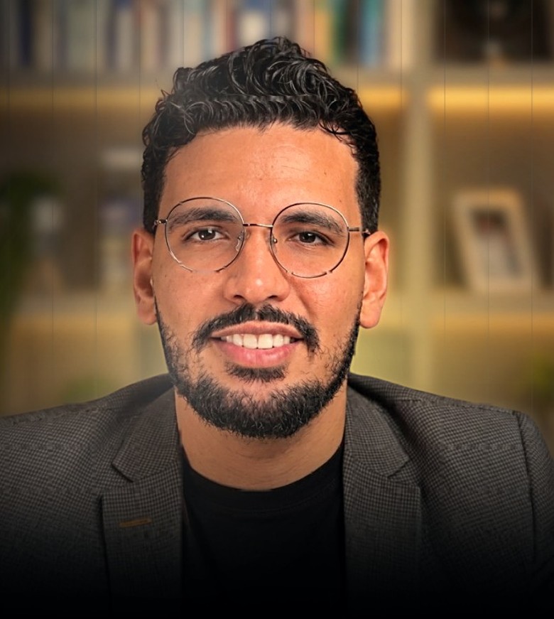 Roger Gomes, psicólogo clínico, em seu consultório
